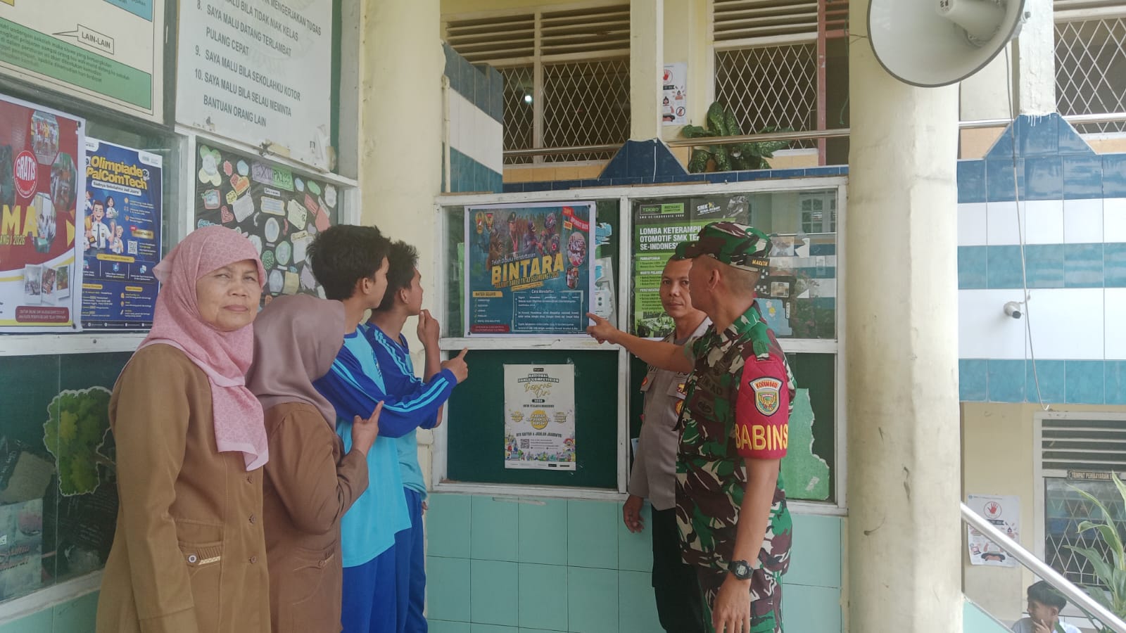Babinsa dan Bhabinkamtibmas 30 Ilir Sosialisasikan Penerimaan TNI AD ke Siswa Kelas XII 1