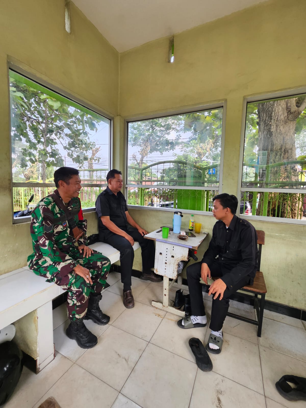 Babinsa Siring Agung Tinjau Pos Security MAN 1 Palembang, Ingatkan Antisipasi DBD Saat Musim Hujan 1