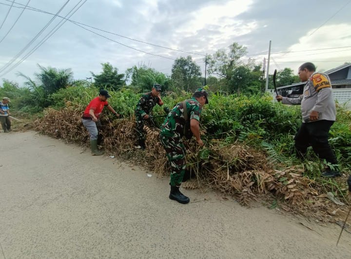 Babinsa Koramil 418-08/Sako Gotong Royong Bersama Warga, Bersihkan Saluran Air di RW 10 Kelurahan Sako 3