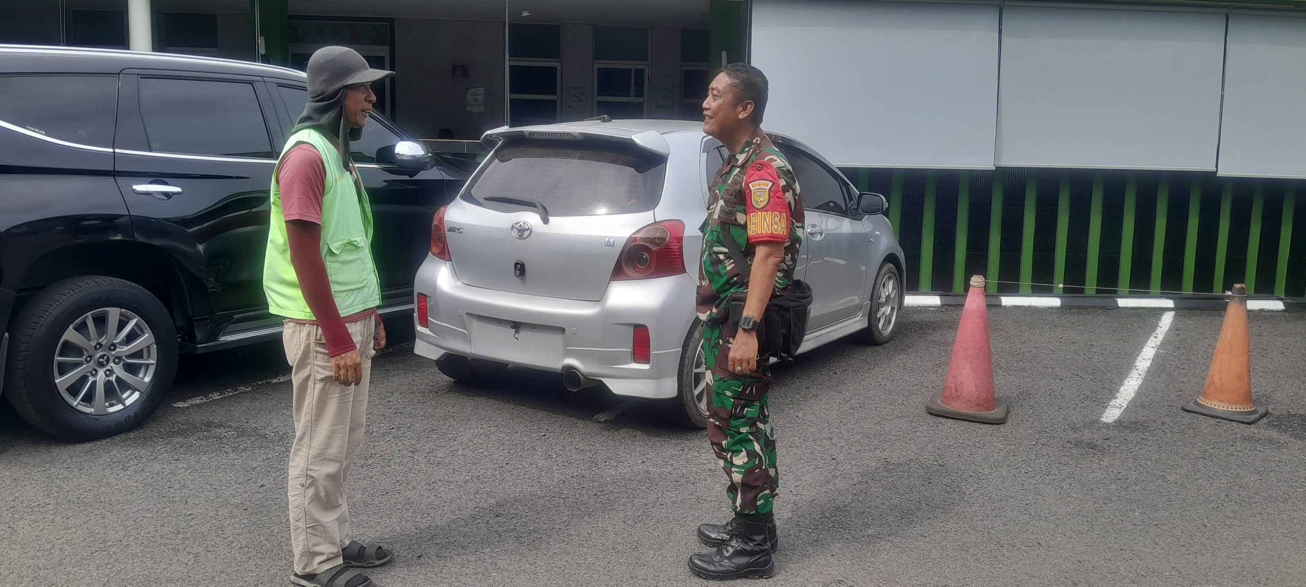 Babinsa 19 Ilir Imbau Petugas Parkir RS AK Gani Waspada Curanmor di Bukit Kecil 1
