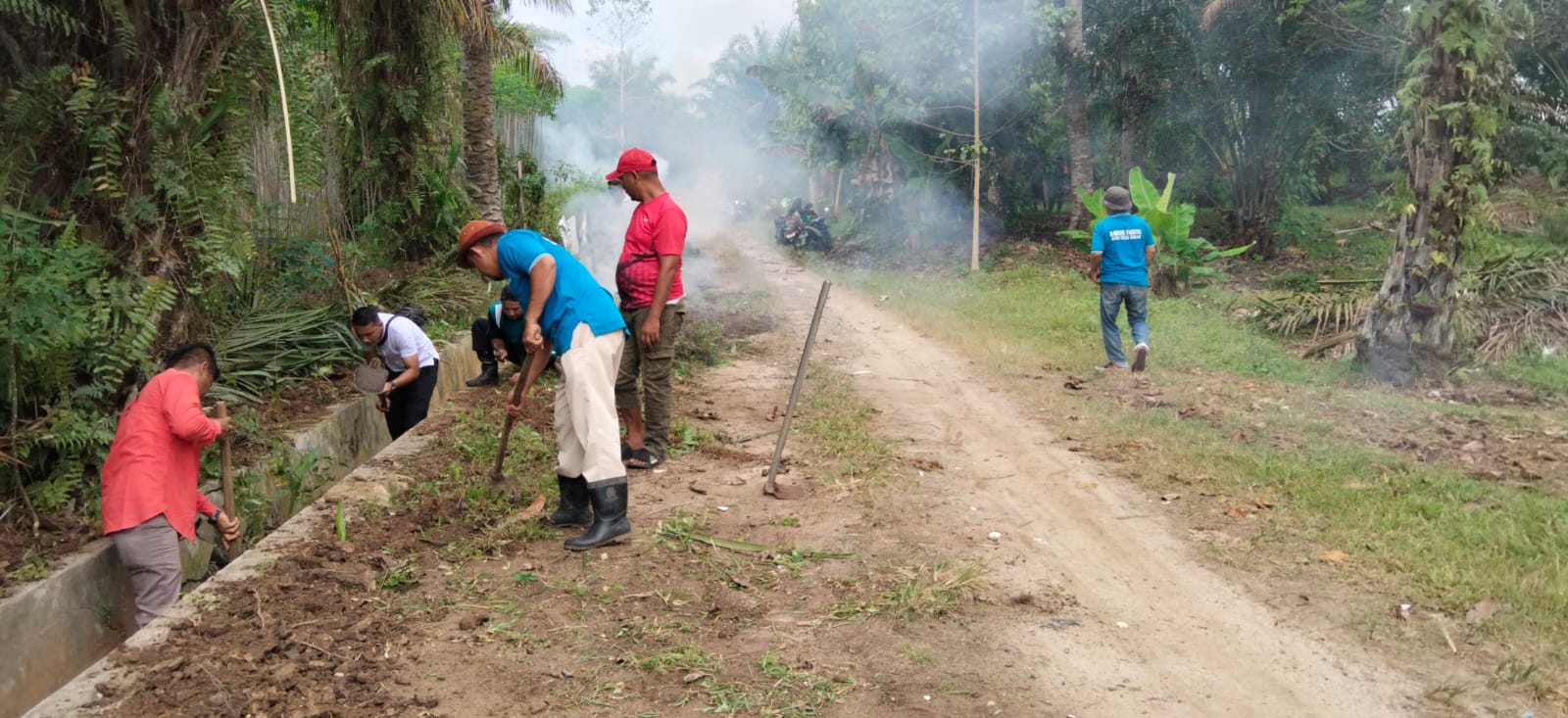 Desa Teluk Dalam Gelar Gotong Royong Massal, Fokus Bersihkan Parit Tersumbat 1