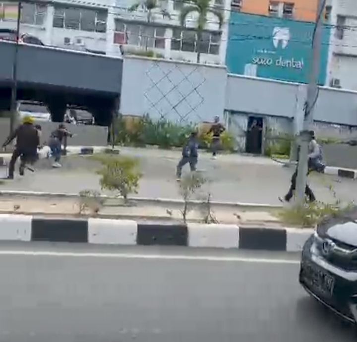 Bentrokan Brutal Pecah di Depan PS Mall Palembang, Pengunjung Panik Berhamburan 1