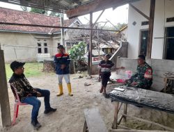 Babinsa Bukit Baru Komsos dengan Ketua RW 07, Imbau Warga Waspada Cuaca Ekstrem dan Jaga Kebersihan Lingkungan