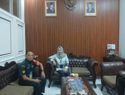 Perkuat Sinergi Kampus dan TNI, Babinsa Bukit Lama Komsos dengan Wadir IV Polsri