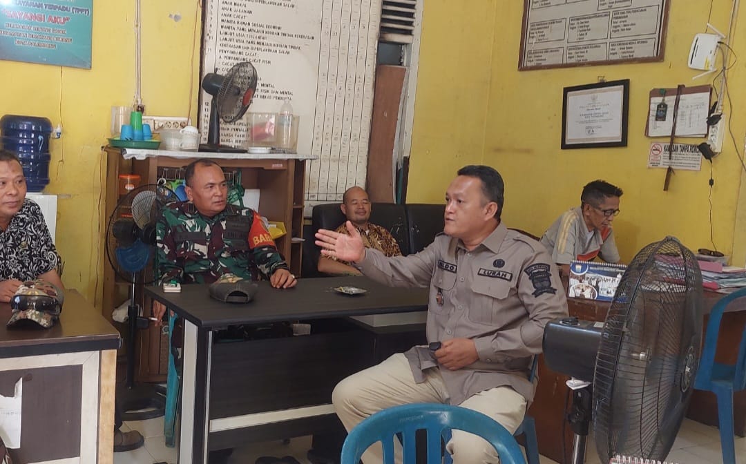 Perkuat Sinergi Tiga Pilar, Babinsa Lebung Gajah Monitoring Kantor Lurah dan Jaga Stabilitas Wilayah 1