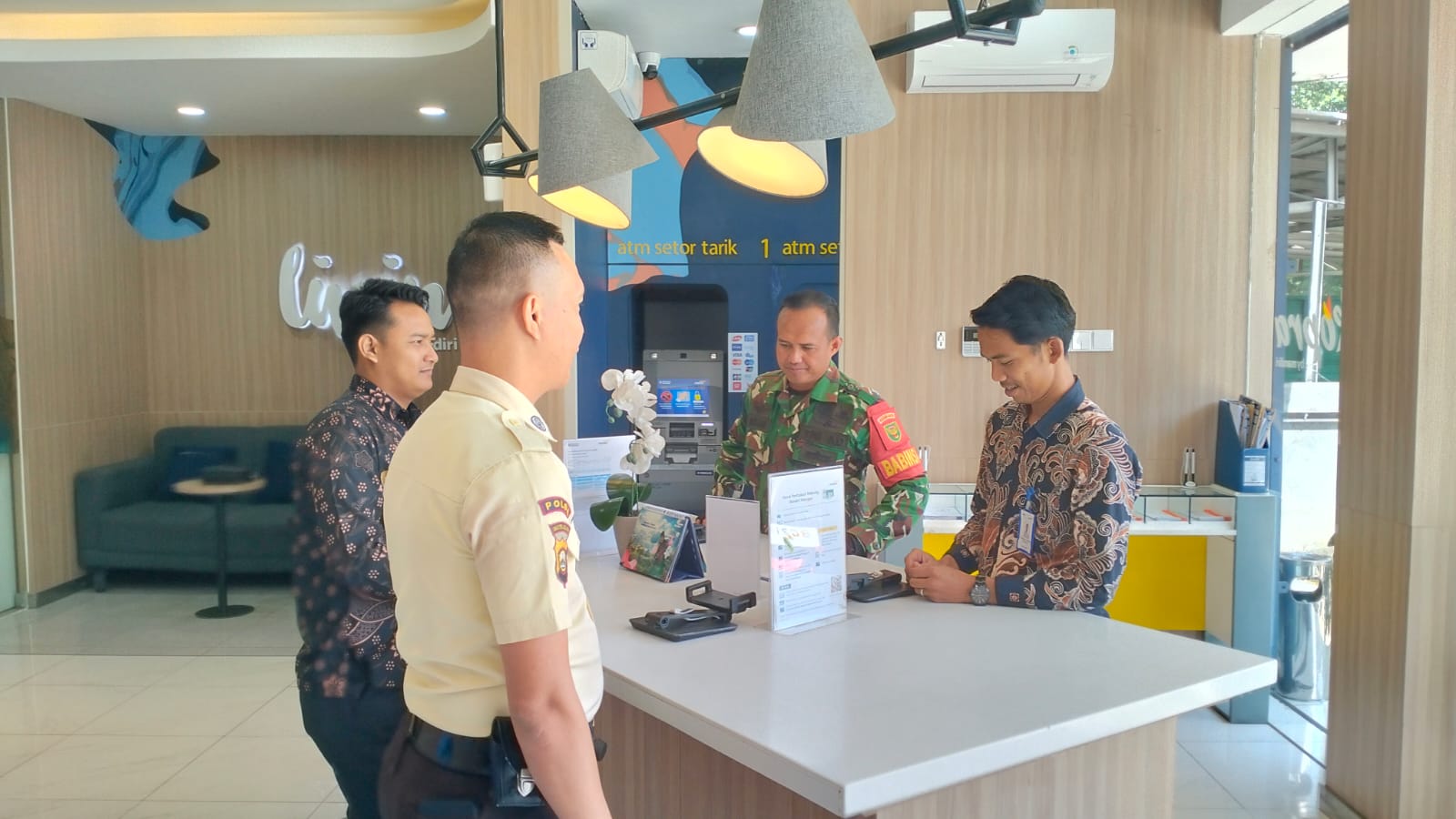 TNI Hadir di Tengah Rakyat, Babinsa Bukit Lama Rangkul Security Bank Mandiri Jaga Keamanan Bersama 1