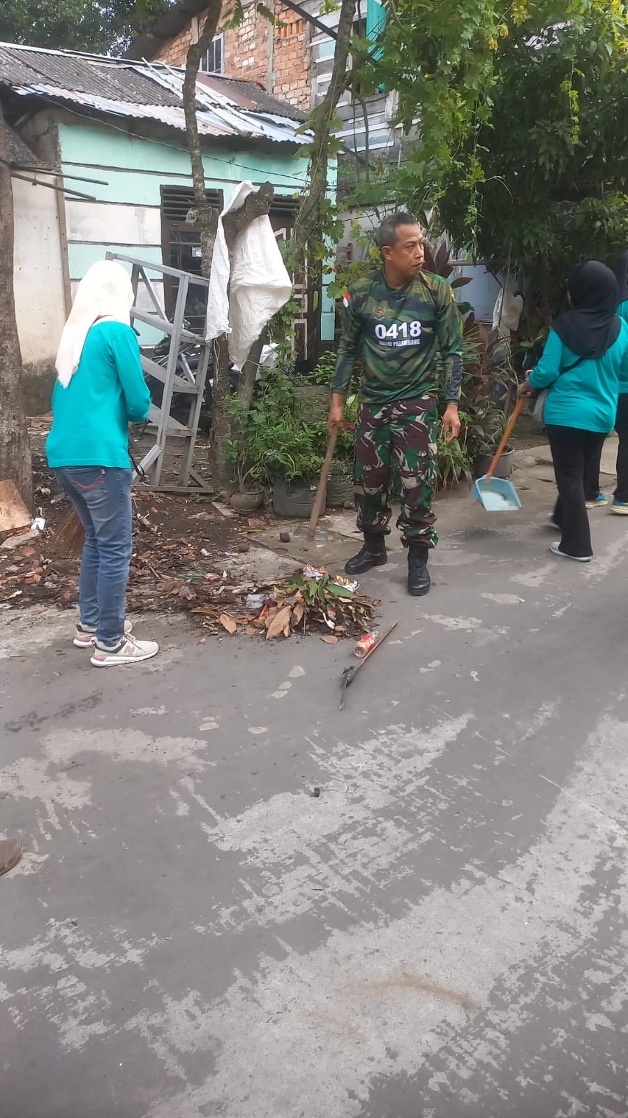 Babinsa Kelurahan Duku Koramil 418-05/Lemabang Gelar Bakti TNI Bersama Warga, Bersihkan Selokan dan Jalan Lingkungan 2