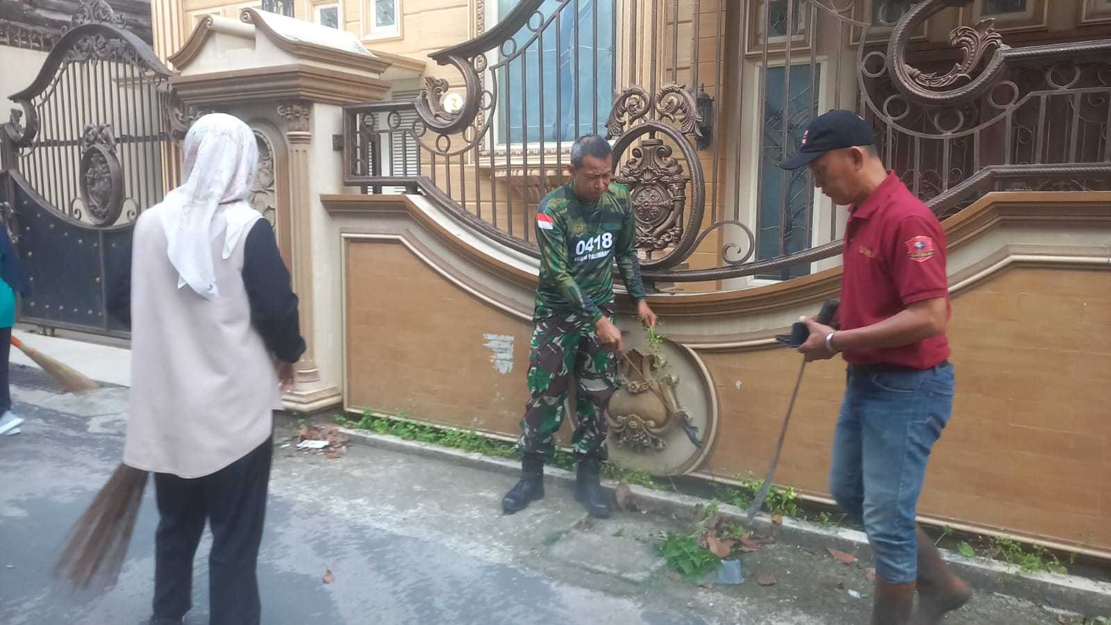 Babinsa Kelurahan Duku Koramil 418-05/Lemabang Gelar Bakti TNI Bersama Warga, Bersihkan Selokan dan Jalan Lingkungan 1