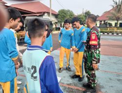 Babinsa Talang Semut dan Karang Taruna Gotong Royong Bersihkan Parit Cegah Banjir di Kawasan KI