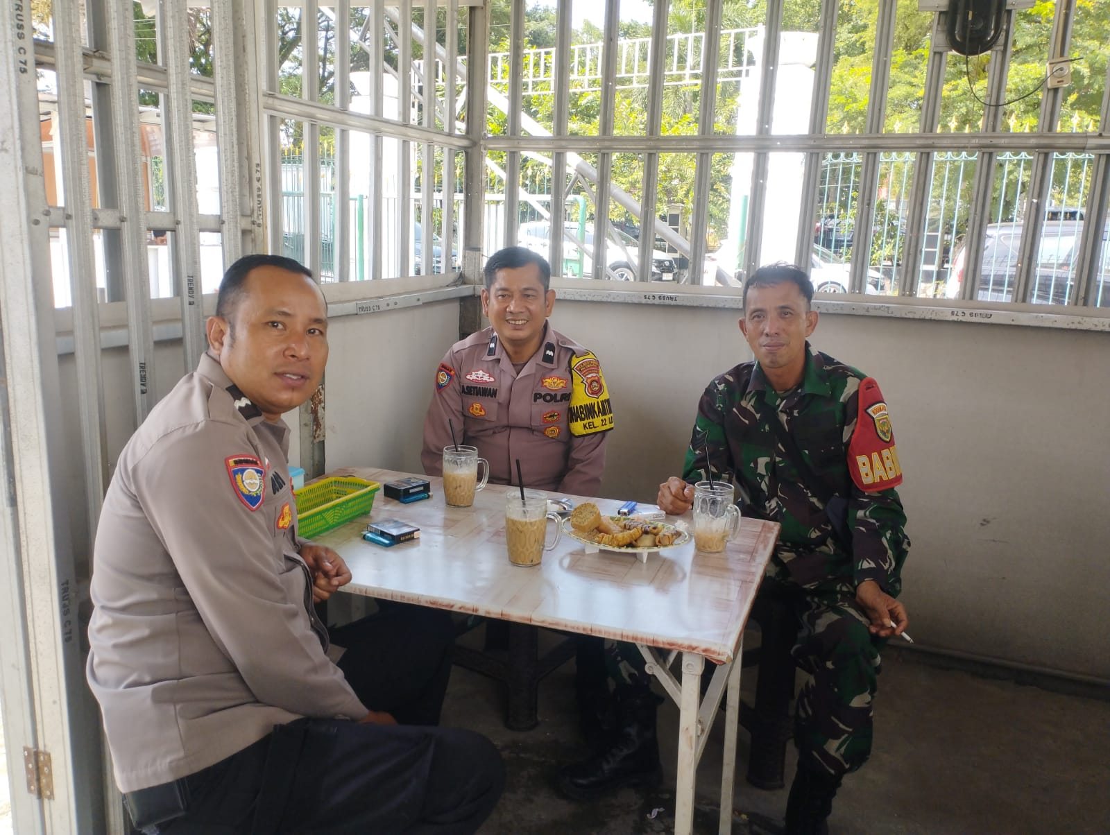 Babinsa 23 Ilir dan Bhabinkamtibmas Perkuat Sinergitas TNI-Polri Bahas Kamtibmas di Bukit Kecil 1
