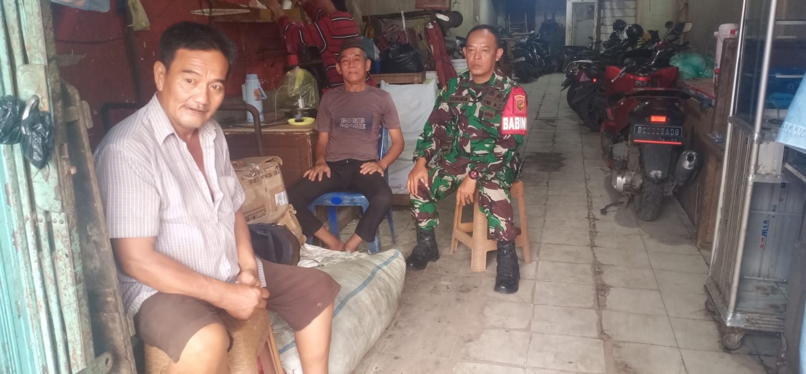 Babinsa Talang Semut Koramil 418-02/Pakjo Komsos dengan Warga, Ingatkan Bahaya DBD di Musim Hujan 1