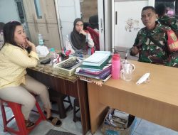 Babinsa Bukit Baru Koramil 418-02/Pakjo Komsos dengan Warga, Ingatkan Pentingnya Jaga Kesehatan dan Kebersihan Lingkungan