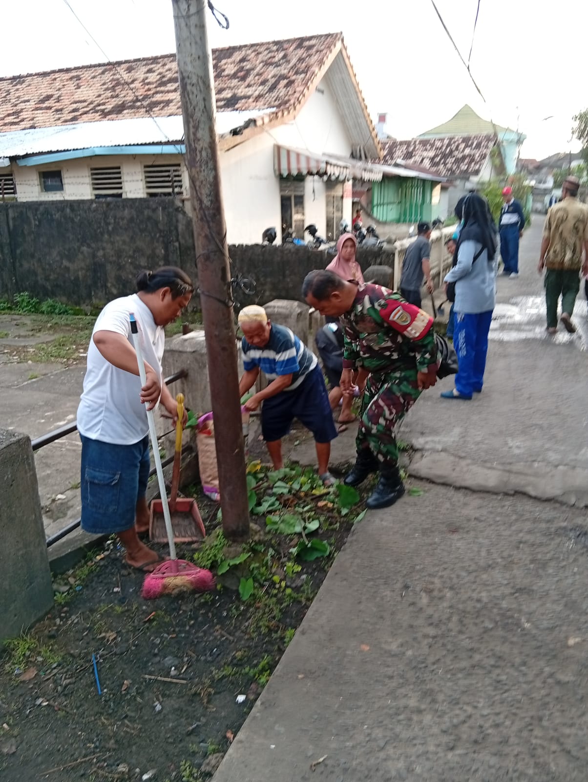 Babinsa Sembilan Ilir Koramil 418-05/Lemabang Gotong Royong Bersama Warga, Jaga Kebersihan Lingkungan 2