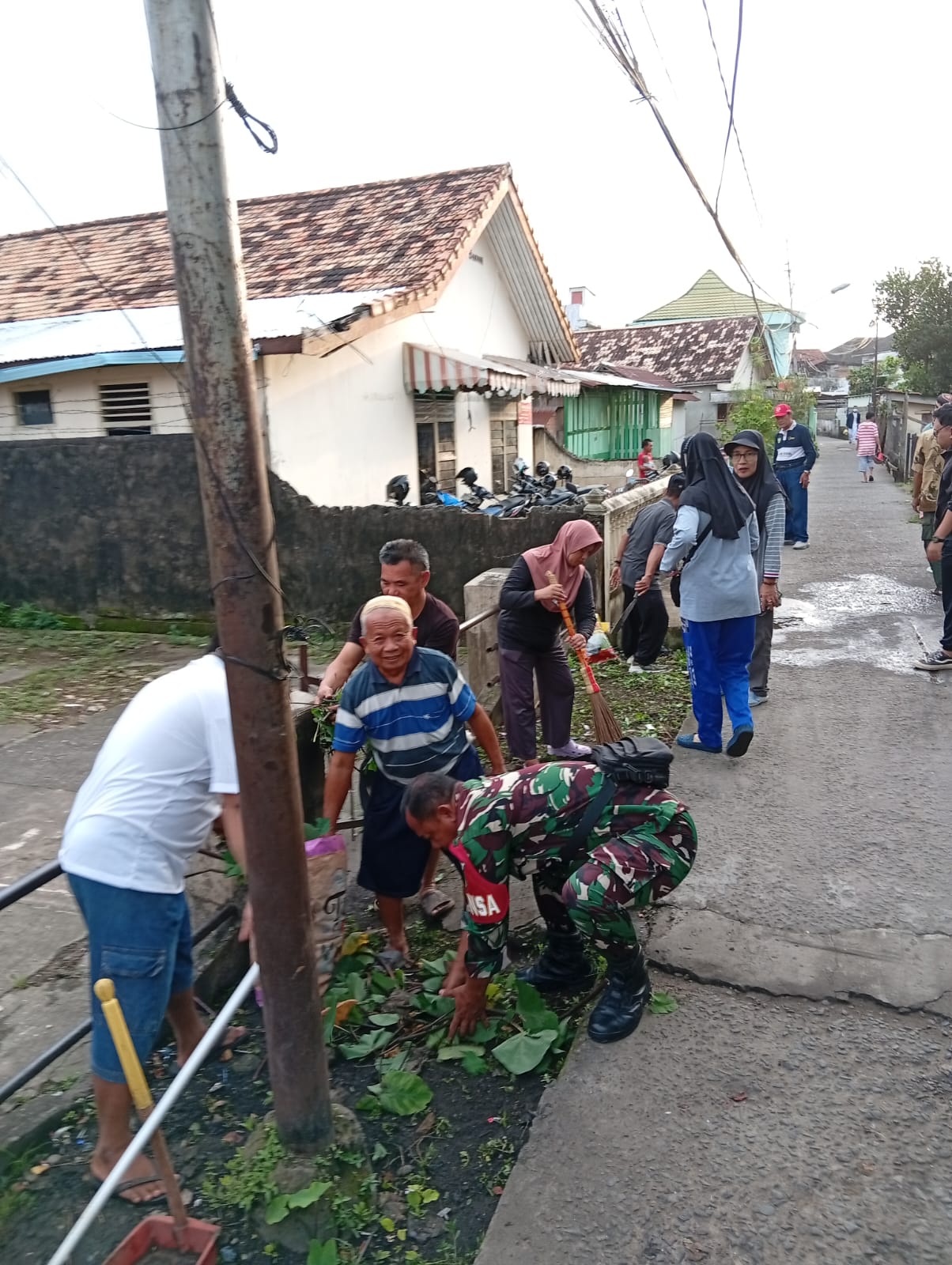 Babinsa Sembilan Ilir Koramil 418-05/Lemabang Gotong Royong Bersama Warga, Jaga Kebersihan Lingkungan 1