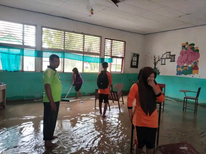 MTSN 6 Pesisir Selatan di Batang Kapas Kembali Terdampak Banjir, Aktivitas Belajar Terganggu 1