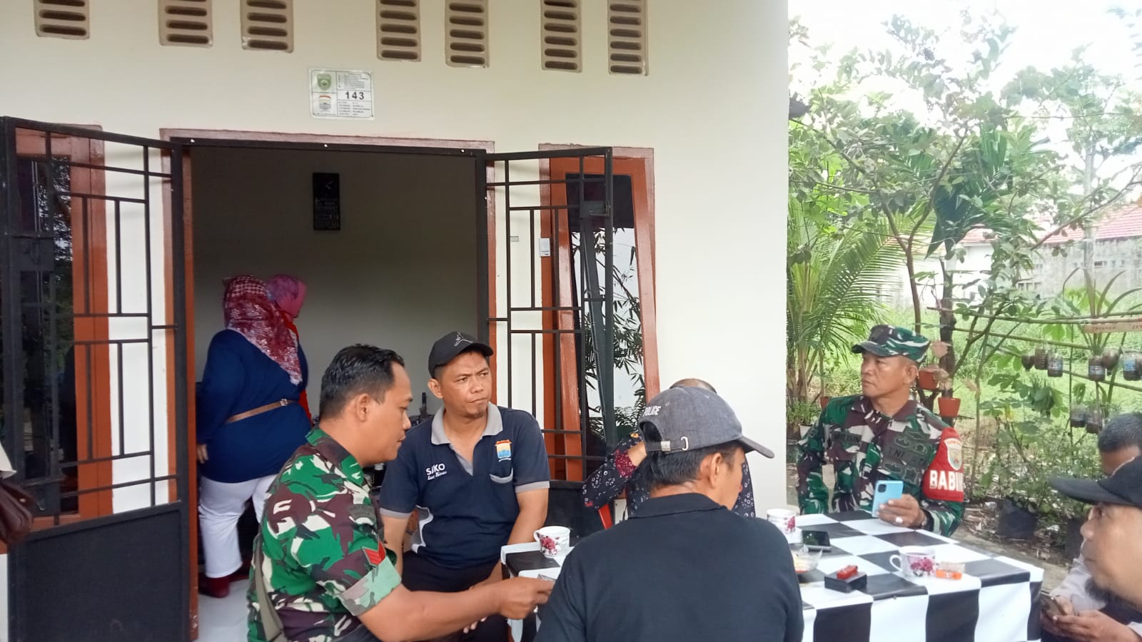 Babinsa Kelurahan Sako Perkuat Silaturahmi dan Bahas Keamanan Lingkungan Bersama Lurah 1