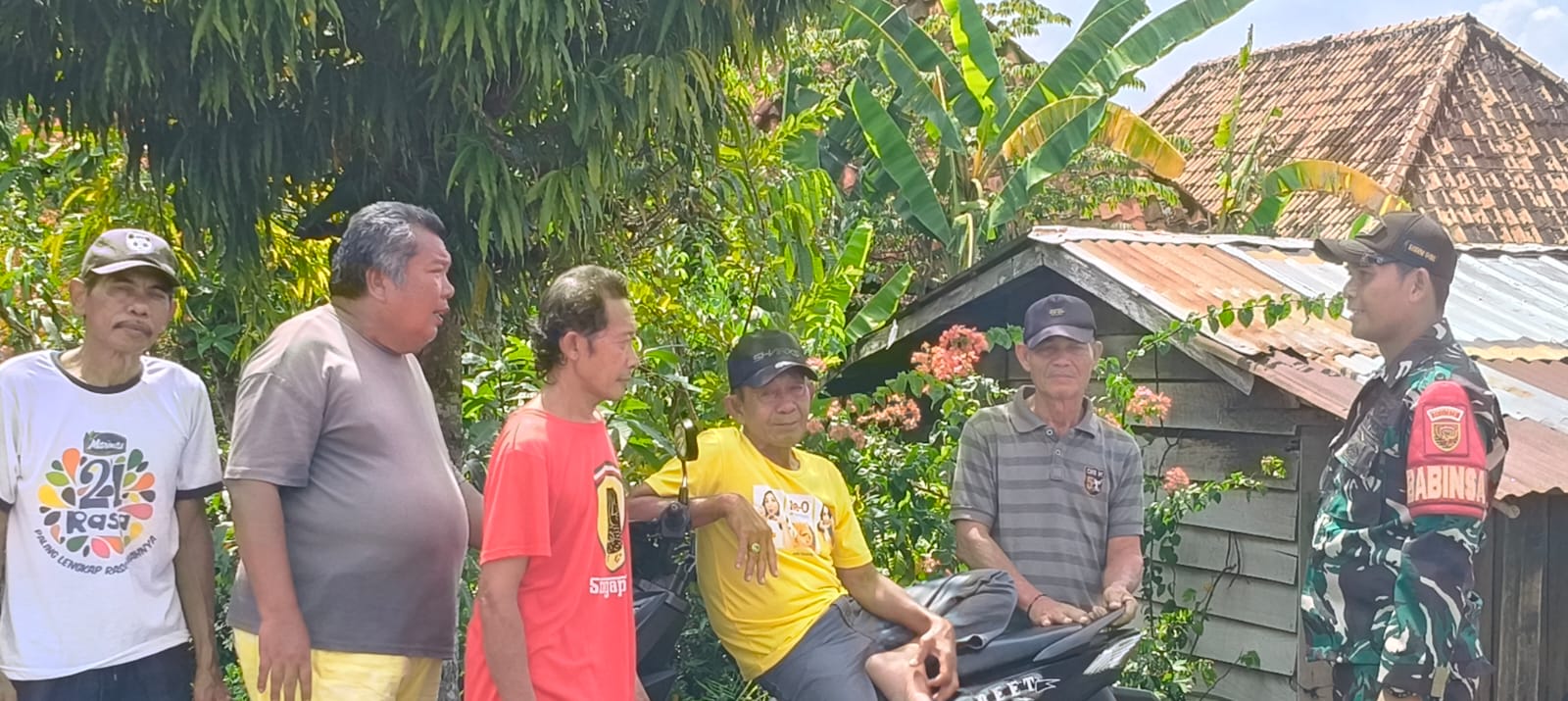 Babinsa Sei Lais Aktif Berikan Himbauan Kamtibmas dan Kebersihan Lingkungan kepada Warga 1