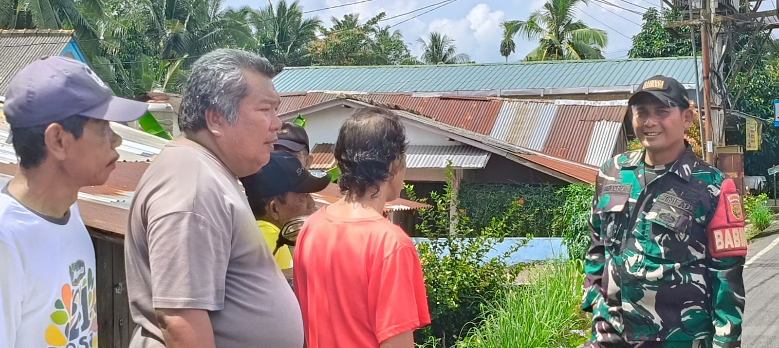 Babinsa Sei Lais Aktif Berikan Himbauan Kamtibmas dan Kebersihan Lingkungan kepada Warga 2