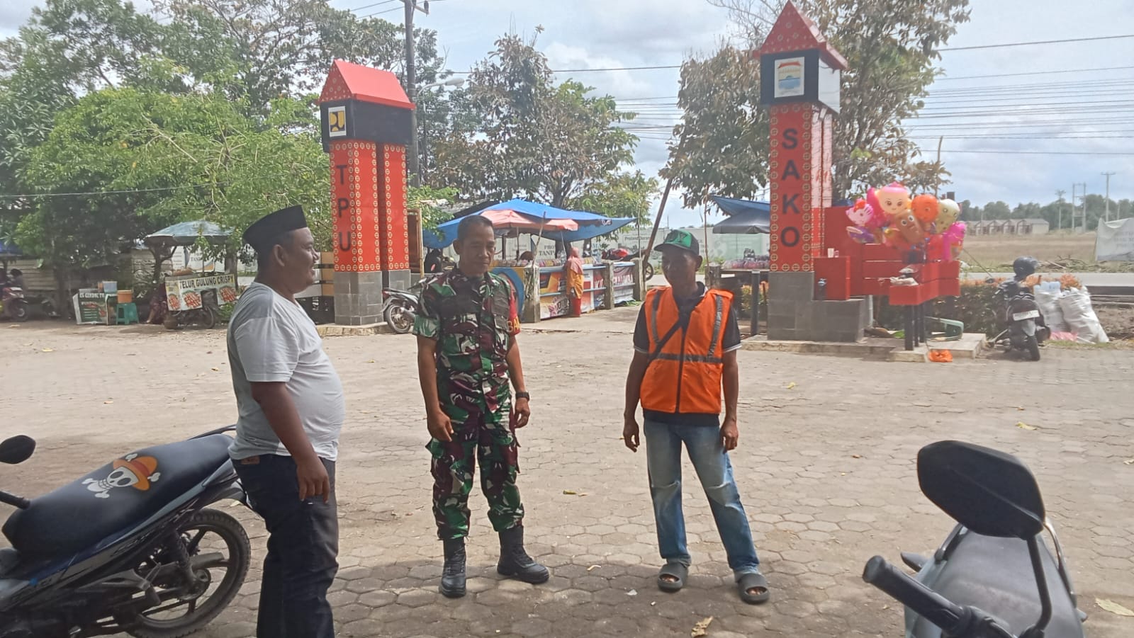 Babinsa Kelurahan Sako Laksanakan Komsos dengan Juru Parkir TPU, Imbau Waspada Curanmor 2