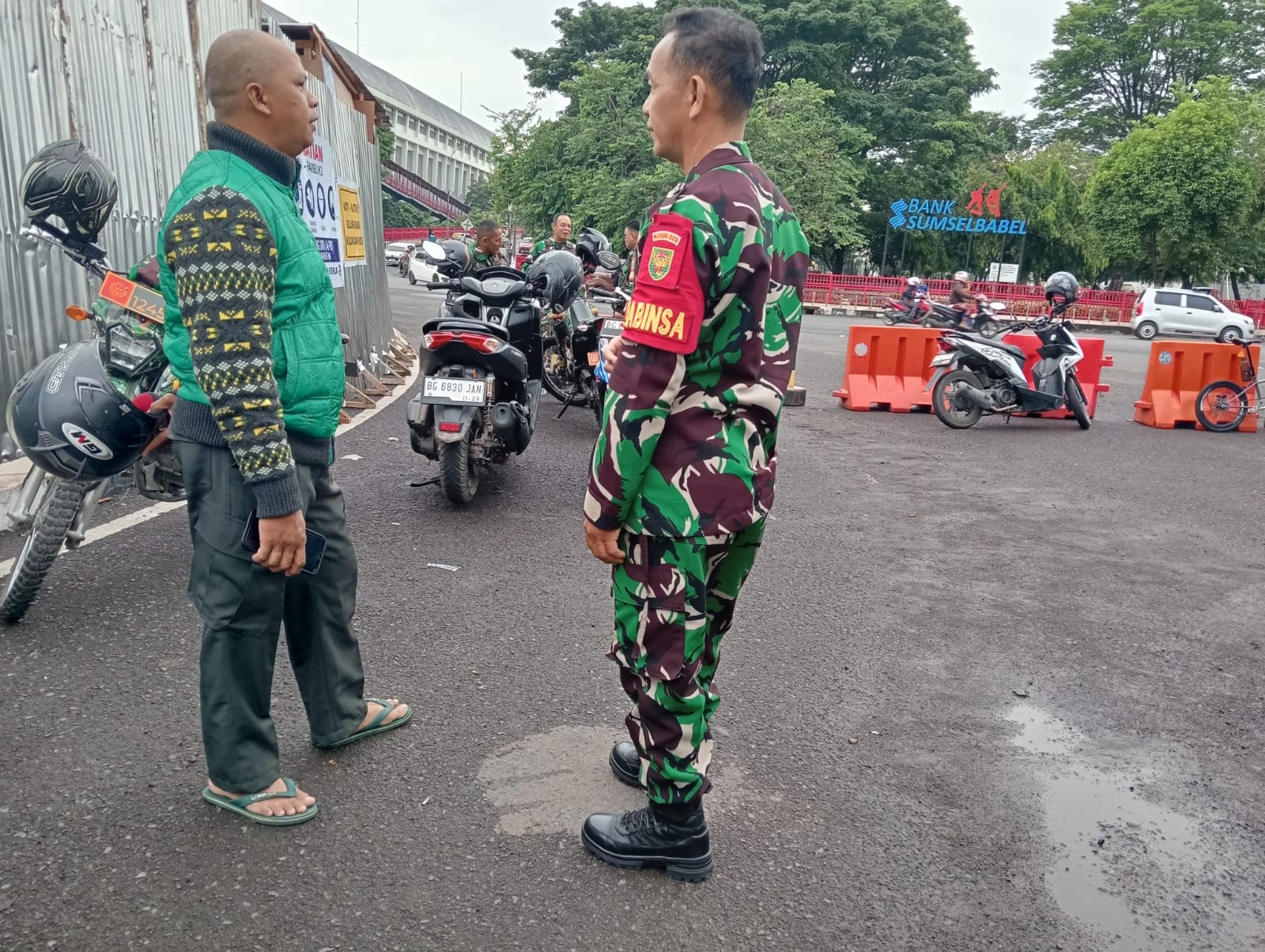 Babinsa Talang Semut Komsos Bersama Pengemudi Ojek Online, Tekankan Keselamatan Berkendara 1
