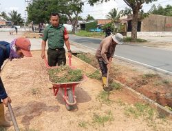 Wujud Nyata Kepedulian TNI, Babinsa Bukit Sangkal Koramil 418-05/Lemabang Turun Tangan Bersihkan Jalan Bina Cipta Bersama PUPR