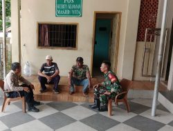 Demi Khusyuknya Ramadan, Babinsa 30 Ilir Koramil 418-01/Makrayu dan Bhabinkamtibmas Turun Langsung Amankan Masjid Al-Maghfiroh