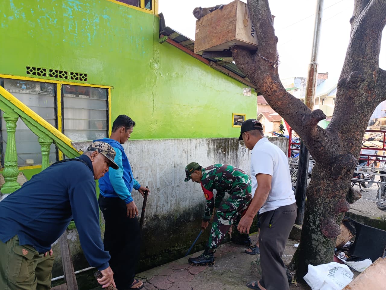 Babinsa 10 Ilir Koramil 418-05/Lemabang Gotong Royong Antisipasi Banjir di Musim Penghujan 1