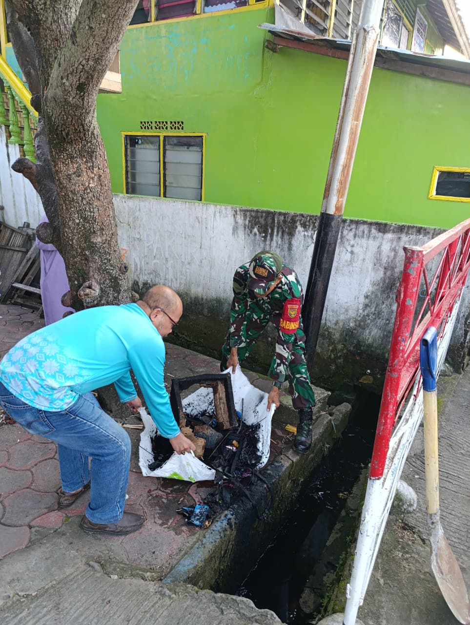 Babinsa 10 Ilir Koramil 418-05/Lemabang Gotong Royong Antisipasi Banjir di Musim Penghujan 2