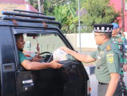 Kodim 0402/OKI-OI Bersama Persit Bagikan Takjil Gratis untuk Warga