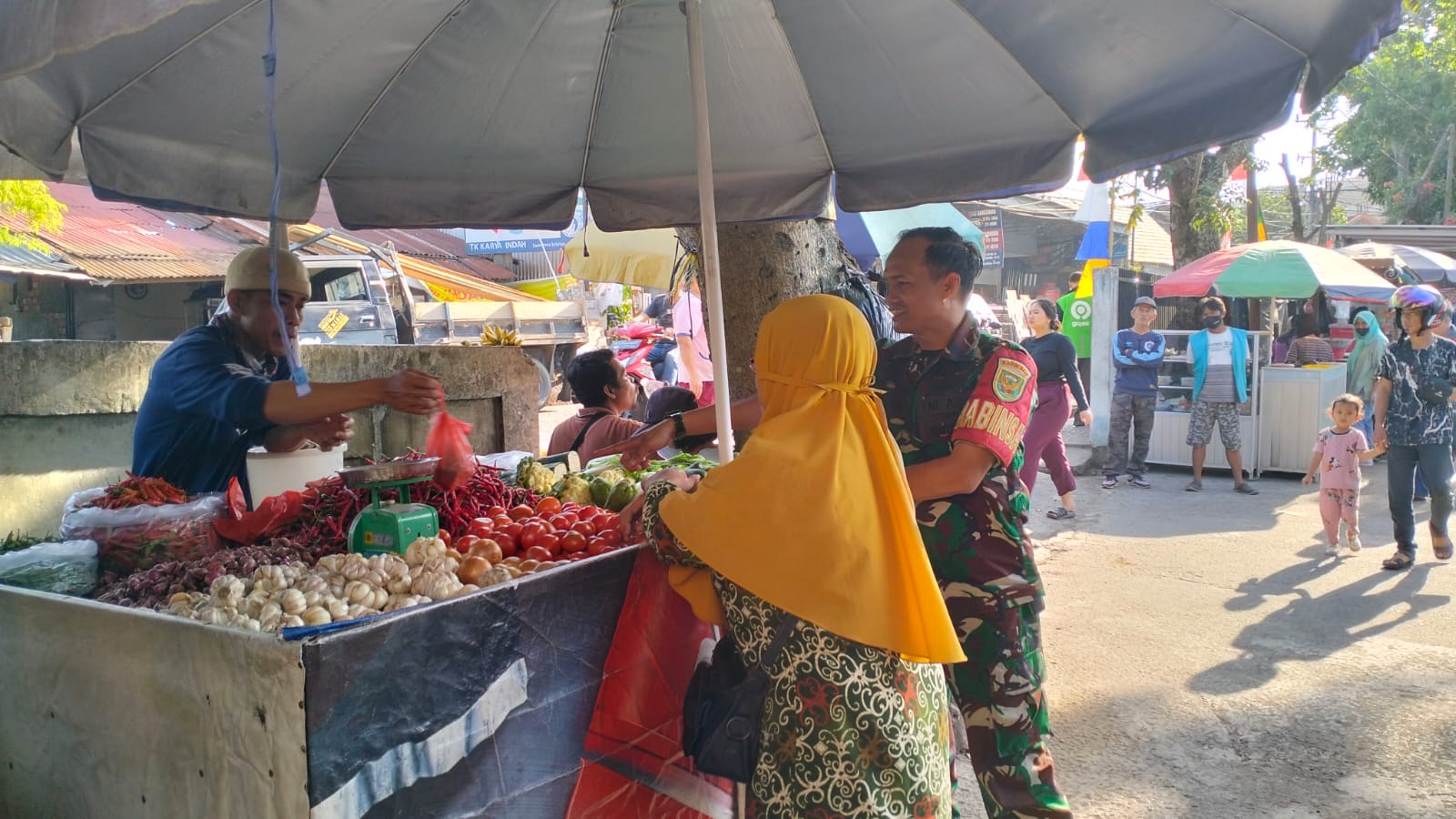 Babinsa Bukit Lama Koramil 418-02/Pakjo Komsos dengan Pedagang Sayur, Tekankan Kebersihan dan Kualitas Dagangan 1