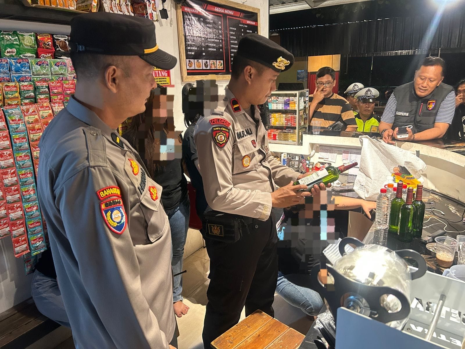 Patroli Skala Besar Ramadan, Polres Tulungagung Sita Puluhan Botol Miras Ilegal 1