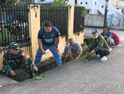 Babinsa 1 Ilir Koramil 418-05/Lemabang Bersama Warga Gelar Bhakti TNI, Bersihkan Got Cegah Banjir di IT II Palembang