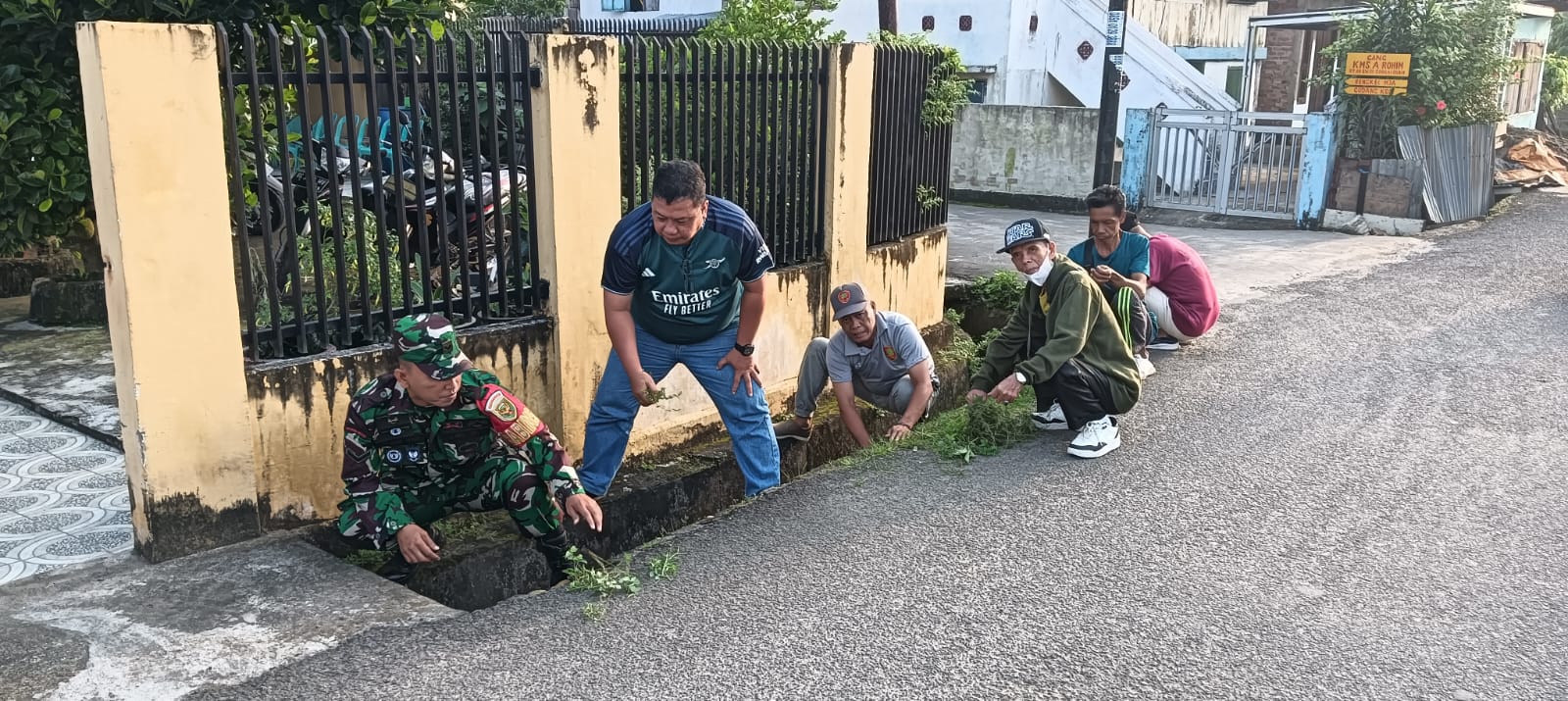 Babinsa 1 Ilir Koramil 418-05/Lemabang Bersama Warga Gelar Bhakti TNI, Bersihkan Got Cegah Banjir di IT II Palembang 1