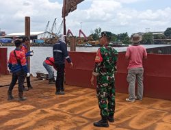 Babinsa Koramil 418-05/Lemabang Monitoring Pemasangan Jembatan Ponton untuk Persiapan Cap Go Meh di Pulau Kemaro