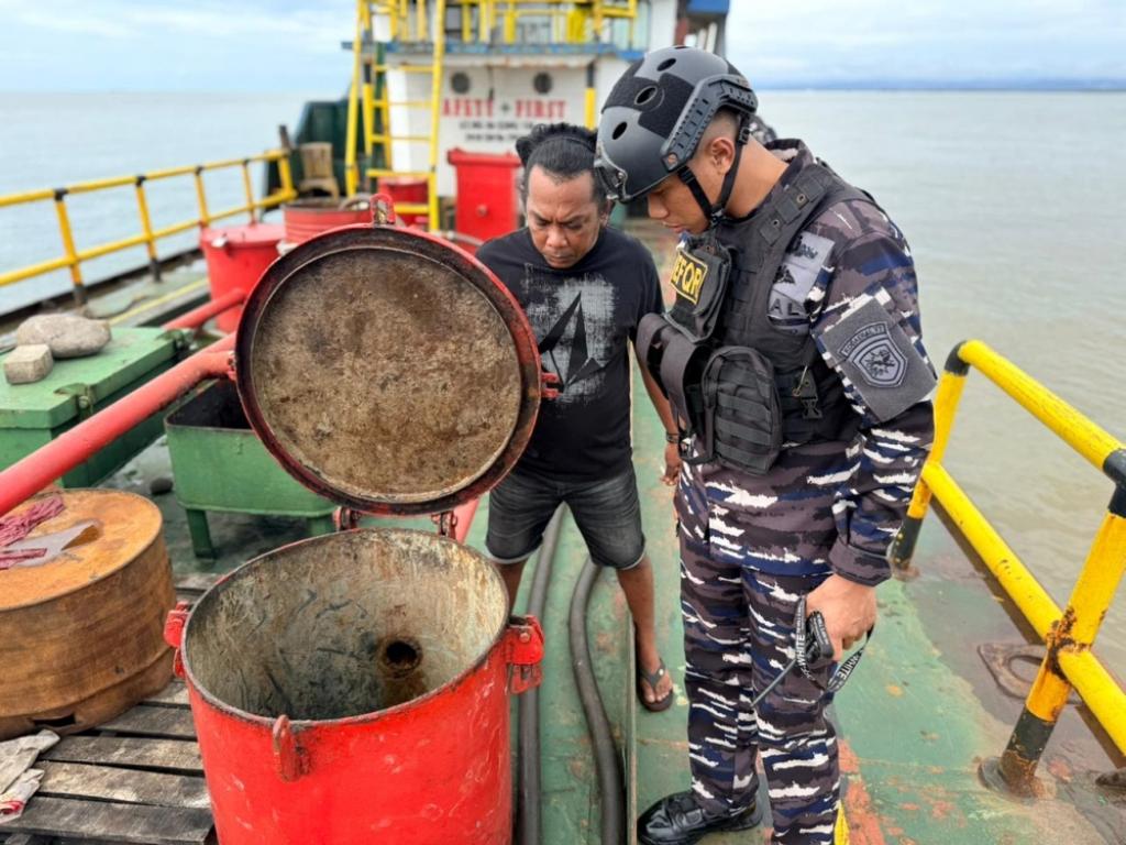 TNI AL Gagalkan Dugaan Distribusi BBM Ilegal di Perairan Makassar, Dua Kapal dan 7 Mobil Tangki Diamankan 1