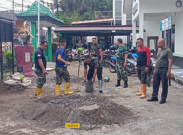 Dari Lapangan ke Markas: Danramil 418-01/Makrayu Gerakkan Anggota Cor Halaman 1