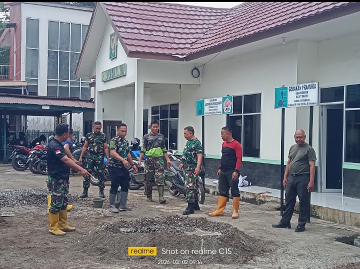 Dari Lapangan ke Markas: Danramil 418-01/Makrayu Gerakkan Anggota Cor Halaman 2