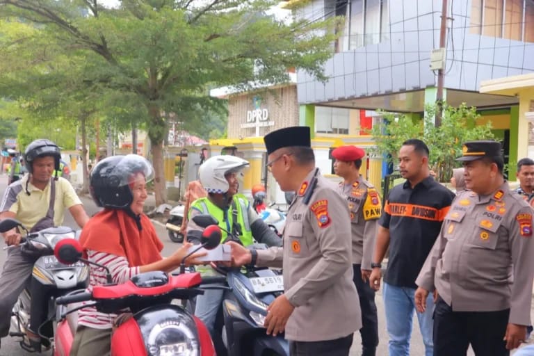 Polres Pesisir Selatan dan Bhayangkari Bagikan Takjil Gratis, Pererat Silaturahmi di Bulan Ramadan 1