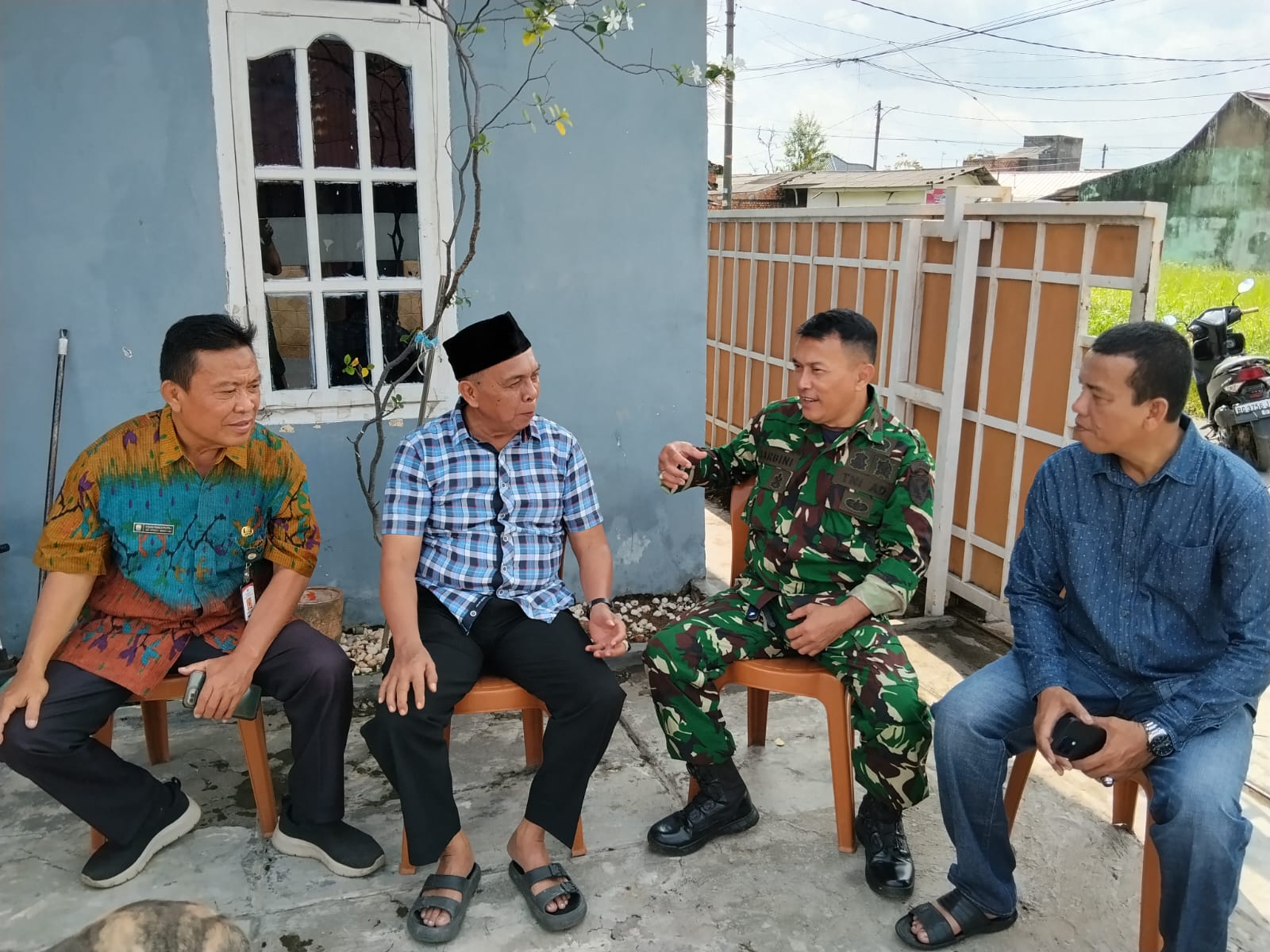 Babinsa Lebung Gajah Koramil 418-08/Sako Pererat Silaturahmi Lewat Komsos, Tekankan Keamanan Lingkungan 1