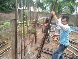 Babinsa Bukit Sangkal Koramil 418-05/Lemabang Laksanakan Bakti TNI, Bantu Warga Perbaiki Pagar Rumah