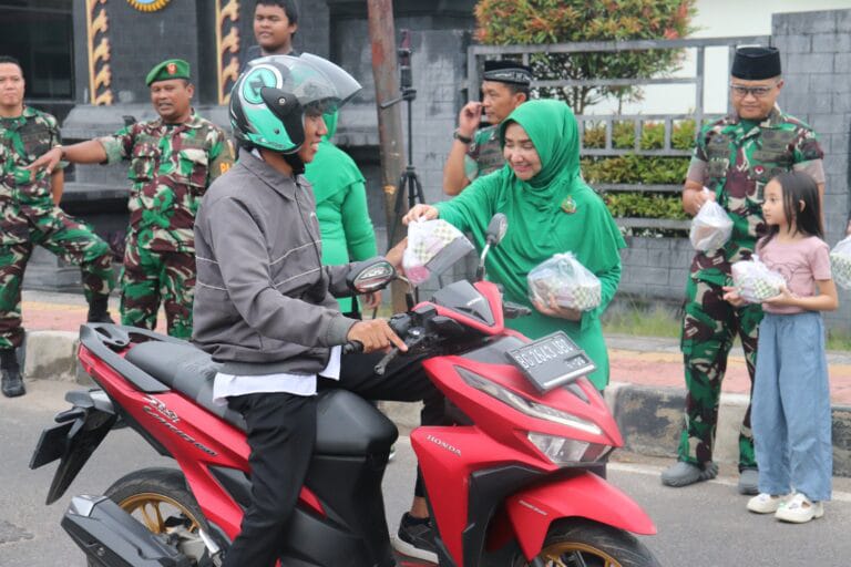 Indahnya Berbagi di Bulan Suci, Kodim 0402/OKI-OI Hadir di Tengah Masyarakat 1