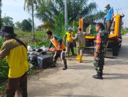 Babinsa Sungai Lais Koramil 418-05/Lemabang Bersama DLH Gelar Bakti TNI, Bersihkan Sampah di Kalidoni