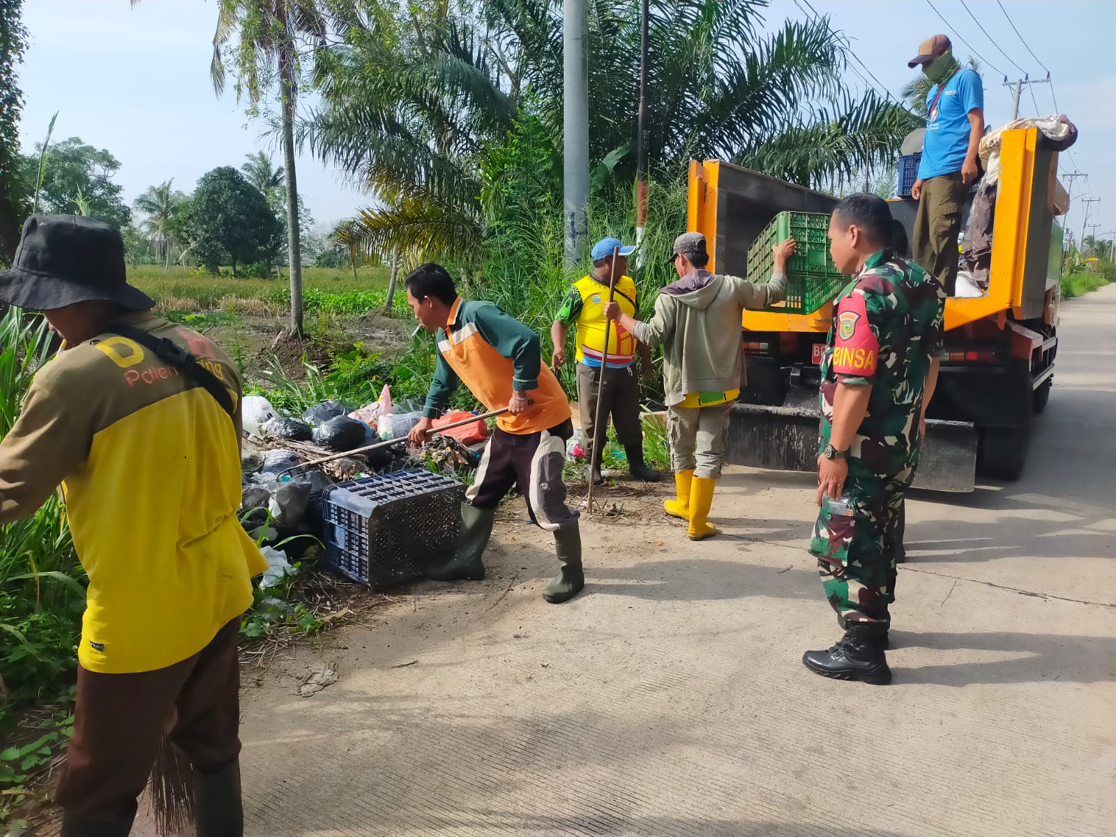 Babinsa Sungai Lais Koramil 418-05/Lemabang Bersama DLH Gelar Bakti TNI, Bersihkan Sampah di Kalidoni 1