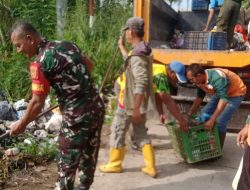 Babinsa Koramil 418-05/Lemabang Bersihkan Sampah dan Parit Warga di Kelurahan Sungai Buah Palembang