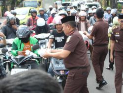 Kejari Gowa Bersama IAD Berbagi Takjil Ramadan, Pererat Silaturahmi dengan Masyarakat