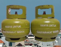 Ibu-Ibu di Pagar Alam Terpaksa Keliling Kampung Berburu Gas 3 Kg yang Kian Langka.