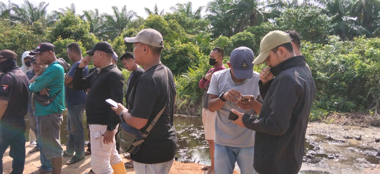 Warga Teluk Dalam Hadang Excavator Perusahaan, Kebun Sawit Diduga Dirusak Hingga Ratusan Juta 1