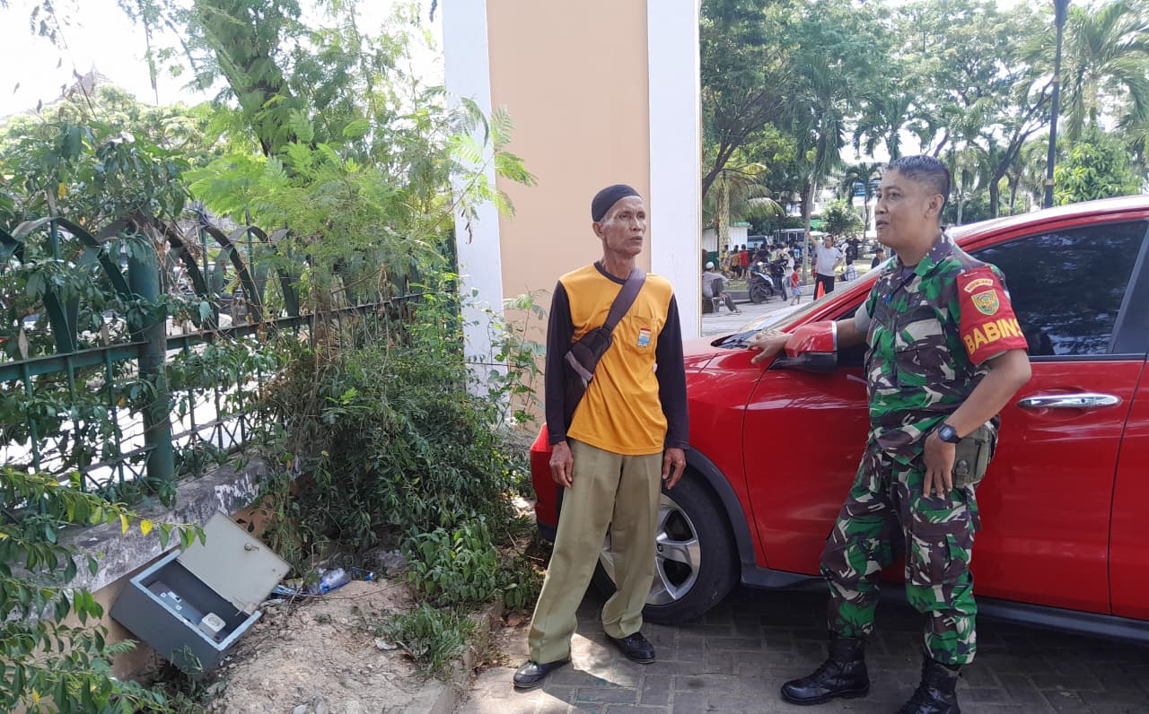 Babinsa 19 Ilir Ingatkan Keselamatan Kerja Petugas Listrik Masjid Agung SMB Jaya Wikramo 1