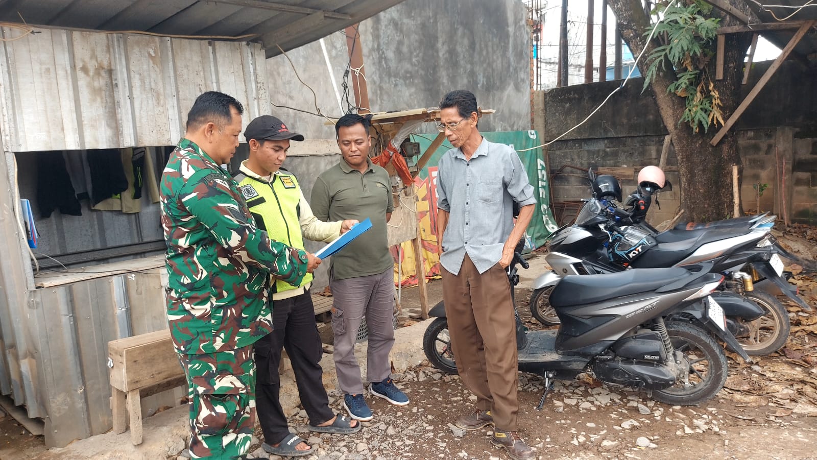 Babinsa Sukamaju Koramil 418-08/Sako Perkuat Silaturahmi dengan Warga Lewat Komsos di Sako 1
