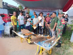 Babinsa 1 Ilir Koramil 418-05/Lemabang Bersama Warga Gelar Bhakti TNI Bersihkan Sungai Cegah Banjir